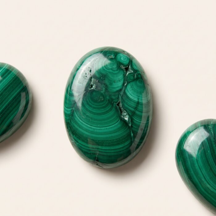 Malakit Oval Kabaşon 18×25 mm — toptan doğal taş